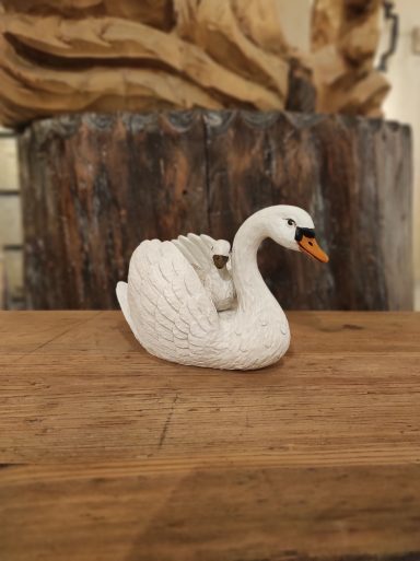 Schwan Weiße Schwanfigur auf einem Holztisch, mit feinen Details und orangefarbener Schnabel.