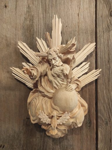 Gott Vater Religiöse Skulptur von Gott, umgeben von Strahlen und einem Globus.